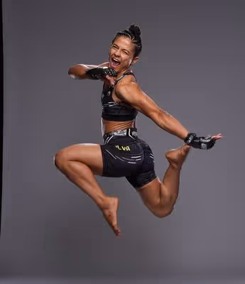 Entre tragédia e desconfiança, Natália Silva caça título do UFC