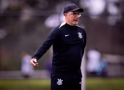 Dorival cobra evolução do Corinthians no Brasileiro e explica escolha da Vila Belmiro para estreia
