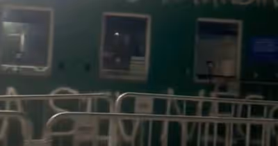 Sede do Palmeiras é pichada após goleada: ‘Abel, acabou a magia?’ e ‘Leila, seu negócio é roubar’