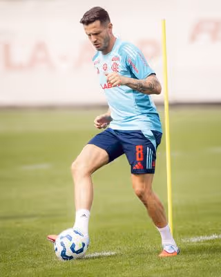 Flamengo aguarda retorno de Saúl Ñíguez na próxima semana para continuidade de tratamento