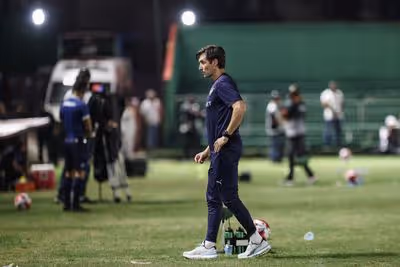 Auxiliar de Zubeldía comemora vitória do Fluminense e sai em defesa de Everaldo