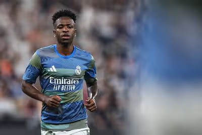 Futebol saudita deve fazer nova investida por Vini Jr e Salah, diz jornal inglês