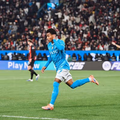 David Neres passa por cirurgia no tornozelo e vira desfalque por tempo indeterminado no Napoli