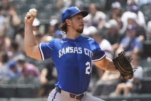 Jonathan India hits a tiebreaking double as the Royals beat the White Sox 7-5