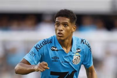 Tottenham agree deal to sign Santos left-back Souza